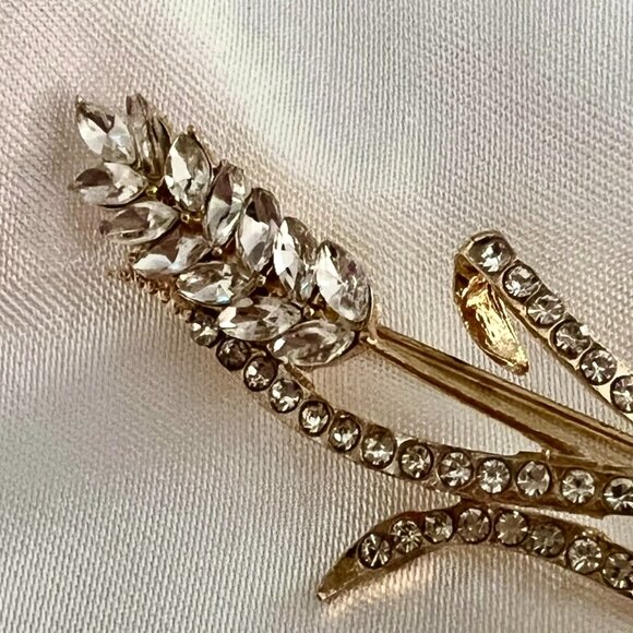 🧷Small Vintage Wheat Brooch - CZ and Rhinestone on Gold-Tone Metal - Picture 2 of 4